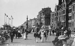 The-promenade-by-Hastings-Pier.-1920.
